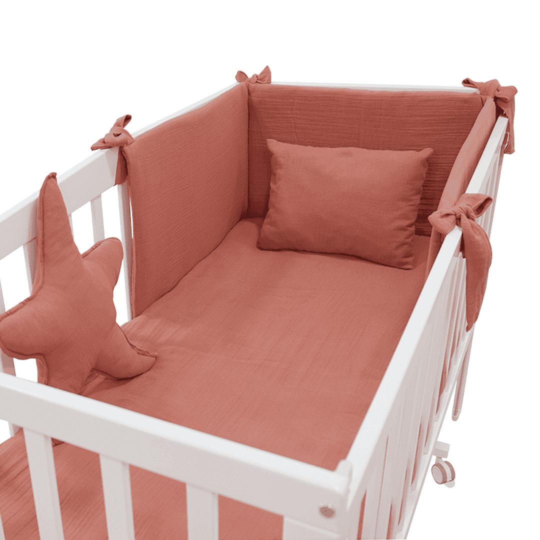 طقم مفرش لسرير البيبي (Upscale) – خمري فاتح - الصورة 2